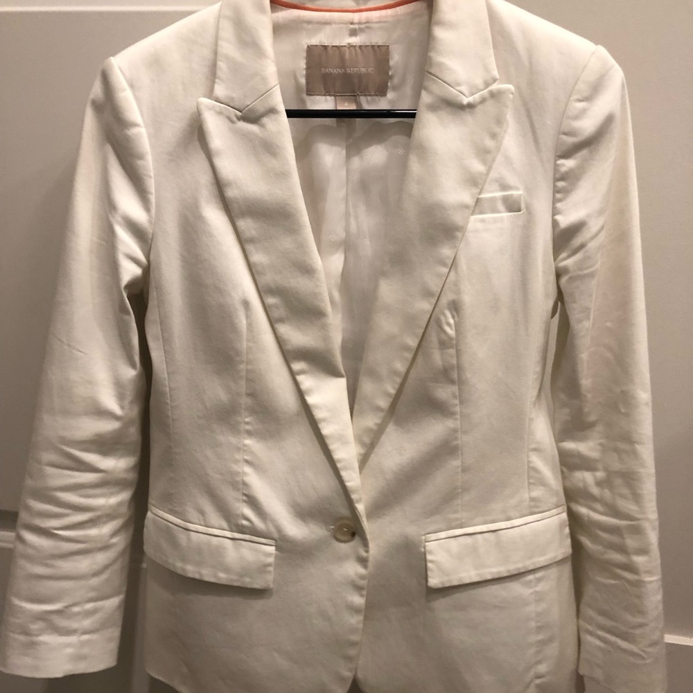 White banana republic blazer.